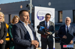 Konferencja prasowa pod siedzibą ZUW Wschowa ws. dofinansowania z Polskiego Ładu